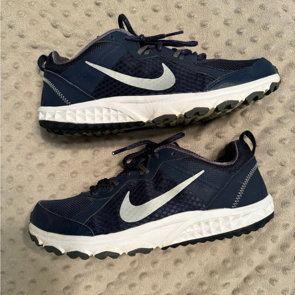 Nike running shoes EUC Men’s 7.5 or would fit womens 8-8.5 navy blue and white